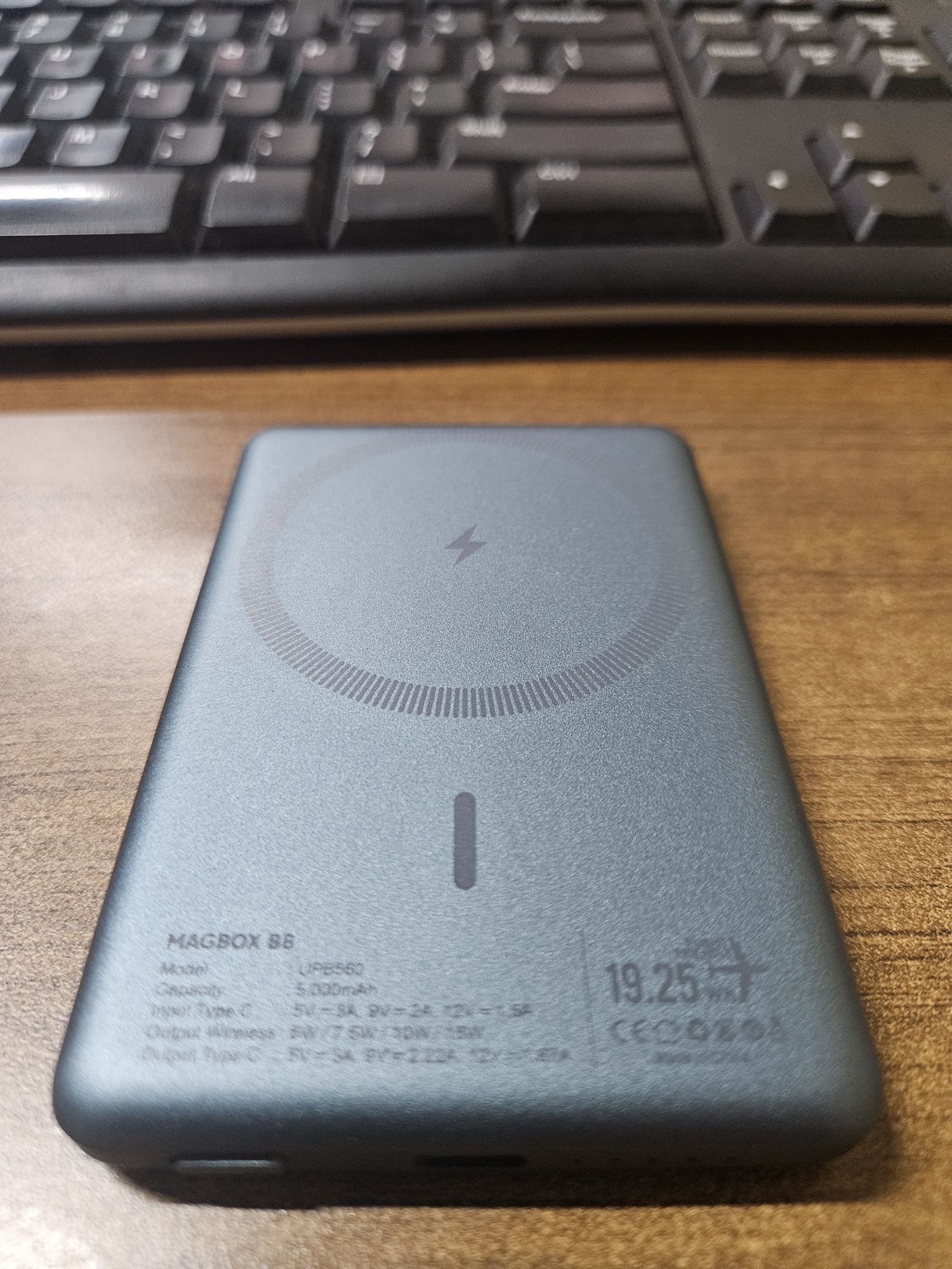 UNEED MagBox B8 Ultra Thin Powerbank Wireless Magsafe QC PD 5.000mAh 20W - UPB560